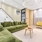 Luxury Abode: 5-Bed Haven Ideal For Big Groups!