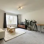 Spacious Quiet Stylish Entire Flat