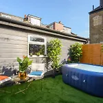 Luxury Versace 2 Bed Hot Tub Pool Table Sky Tv