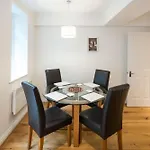 1Bd Modern City Oasis: Near London Attractions