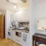 Stunning Studio Apt- 5 Min Walk To Borough Station