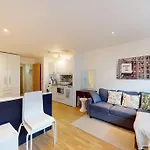 Stunning Studio Apt- 5 Min Walk To Borough Station
