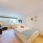 Stunning Studio Apt- 5 Min Walk To Borough Station