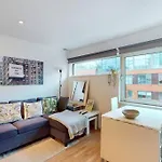 Stunning Studio Apt- 5 Min Walk To Borough Station