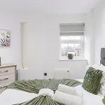 Bright And Spacious Apartment - Excellent Location
