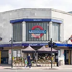 Wandsworth, South London Deluxe King Room 1