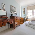Beautiful And Spacious Kensington Flat