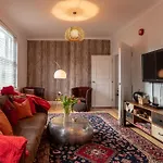 The Zenscape - Chic 2 Bedroom Apartment In Covent Garden L Sleeps 6 With Sofa Bed L Prime Location Plus Free Wifi L Perfect For Business & Leisure Travelers L 15Percent Off Weekly & 20Percent Off Monthly Stays!