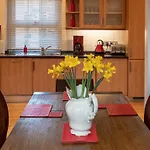 The Zenscape - Chic 2 Bedroom Apartment In Covent Garden L Sleeps 6 With Sofa Bed L Prime Location Plus Free Wifi L Perfect For Business & Leisure Travelers L 15Percent Off Weekly & 20Percent Off Monthly Stays!