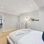Stunning 2 Bed Basement Flat In Hammersmith