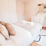 Bright And Well-Kept 2 Bed Flat! Russell Square
