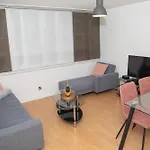 Bright And Spacious One Bedroom Apparment, Free Parking