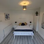 The Manor Guest House In Wembley