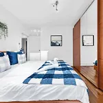 Balcony Blue Theme 1 Bedroom Central London Luxury Flat Near Hyde Park! Accommodates Up To 6! Double Sofa Bed And Next To Station!