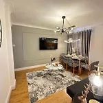 Hyde Park Three Bedroom Apartment