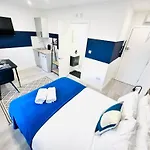 High Standard Central Studios Perfect For Tourists!