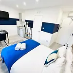 High Standard Central Studios Perfect For Tourists!
