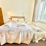Stylish 2Br Designer Flat Holland Park