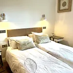 Stylish 2Br Designer Flat Holland Park