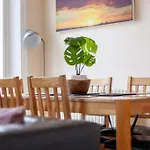 Spacious & Central 3-Bed Flat By Popular Waterloo!