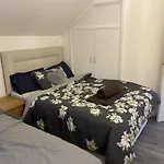 Charming 6-Bed Apartment In Wembley Area