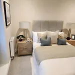 Kings Mews Elegance: City Sparrow\'S Premier 3-Bedroom Residences