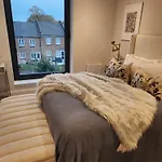 Kings Mews Elegance: City Sparrow\'S Premier 3-Bedroom Residences