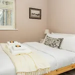 Renovated 3Br Wgarden In Stratford, 1Min To Train