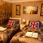 Cheerful 4 Bedroom House With Garden Free Parking
