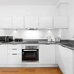 Modern One Bedroom Flat - Near Heathrow, Windsor Castle, Thorpe Park - Staines London Tw18