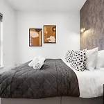 Modern One Bedroom Flat - Near Heathrow, Windsor Castle, Thorpe Park - Staines London Tw18