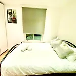One Bedroom Apartment Queen\'S Park In Central London