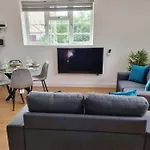 2 Bedroom Central Apartment Near Station
