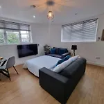 2 Bedroom Central Apartment Near Station