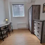 2 Bedroom Central Apartment Near Station