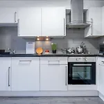 4 Beds - 20 Min To Central