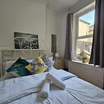 Family Room Near Queen Mary College