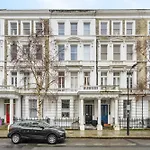 2 Bedroom Garden Flat In W Kensington