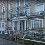 Uk Chaps Retreat: Chelsea Studio Haven With Private Balcony