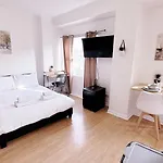 Uk Chaps Retreat: Chelsea Studio Haven With Private Balcony