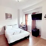 Uk Chaps Retreat: Chelsea Studio Haven With Private Balcony
