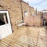 Uk Chaps Retreat: Chelsea Studio Haven With Private Balcony