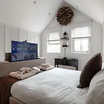 Stunning 4 Bedroom, 3 Bathroom House With Private Hottub & Gym - Escape London, In Lonon