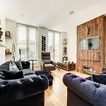Stunning 4 Bedroom, 3 Bathroom House With Private Hottub & Gym - Escape London, In Lonon