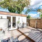 Stunning 4 Bedroom, 3 Bathroom House With Private Hottub & Gym - Escape London, In Lonon