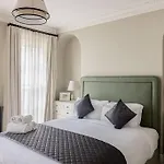 A Grand Four Bedroom Townhouse At Knightsbridge