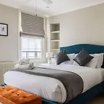A Grand Four Bedroom Townhouse At Knightsbridge