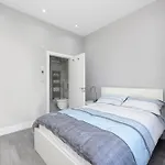 Your Cosy Stay Modern 3 Double Bedroom Apartment - Fully Furnished - 5 Mins Walk To Stn