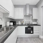 Your Cosy Stay Modern 3 Double Bedroom Apartment - Fully Furnished - 5 Mins Walk To Stn