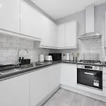 Your Cosy Stay Modern 3 Double Bedroom Apartment - Fully Furnished - 5 Mins Walk To Stn